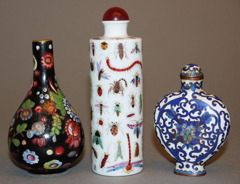 Zwei Snuffbottle und ein Miniatur-Väschen, China, 19. & 20. Jh.